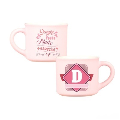 Dois copos plásticos rosa com pega e frases decorativas em português e símbolo com letra D.