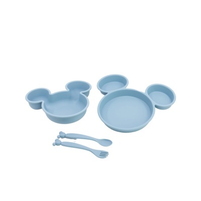 Conjunto de pratos e talheres infantis azuis em forma de cabeça de rato.