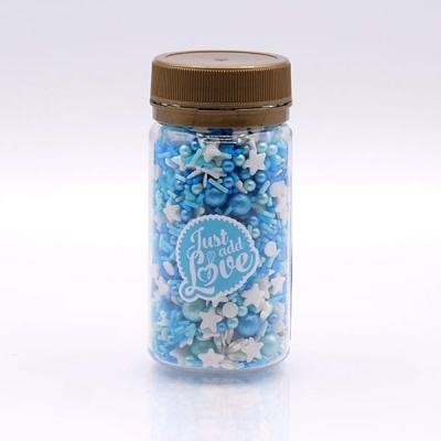 Frasco transparente com confeites azuis e brancos e etiqueta 'Just add LOVE'