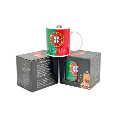 Caneca com bandeira de Portugal e caixa preta com poema e ilustrações