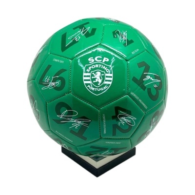 Bola de futebol verde com escudo SCP Sporting Portugal e assinaturas