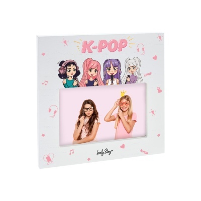 Moldura de fotos branca com ilustrações K-POP e fotografia de duas meninas