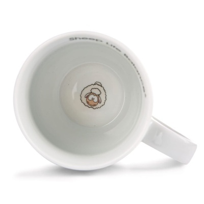 Caneca branca de cerâmica com ilustração de ovelha no interior