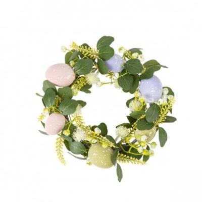 Guirlanda decorativa com folhas verdes, flores brancas e ovos coloridos