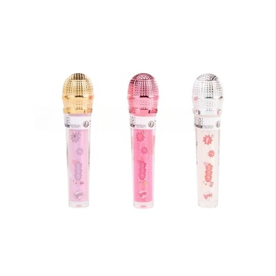 Três gloss labiais em embalagem transparente com tampa em forma de microfone dourado, rosa e prateado