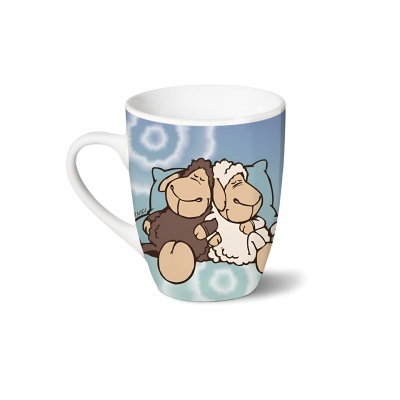 Caneca branca com desenho de dois carneiros cartoon em fundo azul