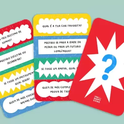 Cartas de perguntas coloridas com texto em português e verso vermelho com ponto de interrogação azul.