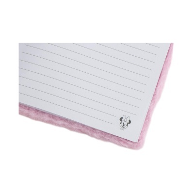 Folha de papel com linhas e desenho da Minnie Mouse sobre pano rosa