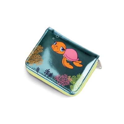 Carteira azul com estampa de tartaruga laranja e coral colorido