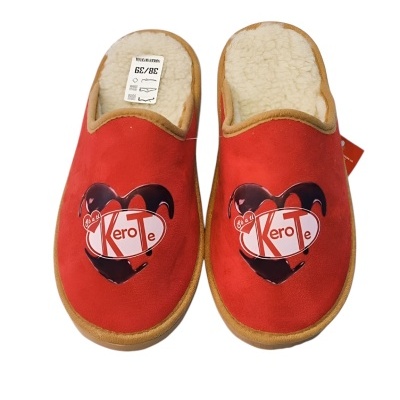 Chinelos de quarto vermelhos com verso peludo bege e estampagem de coração e texto Kérote