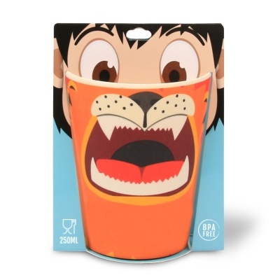 Copo infantil com desenho de leão e embalagem com rosto de criança