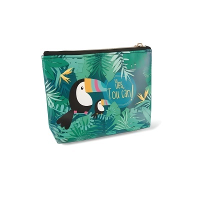 Necessaire verde com desenho de tucanos e folhas tropicais