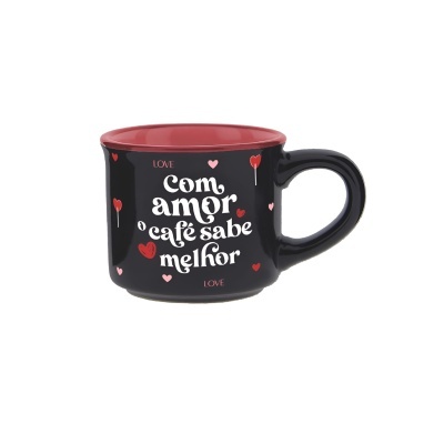 Caneca preta com texto e corações vermelhos e rosa, interior vermelho e asa à direita