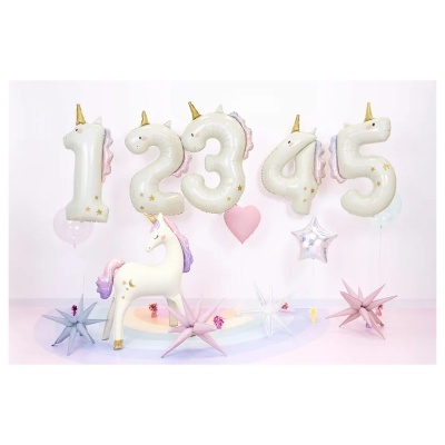 balões de unicórnio em forma dos números 1 a 5 com acessórios decorativos