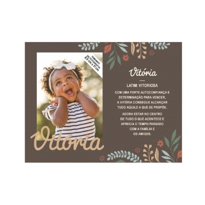 Cartão decorativo com foto de menina e texto sobre o nome Vitória