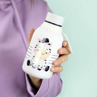 Garrafa térmica branca com desenho de zebra e tampa de rosca, segurada à mão
