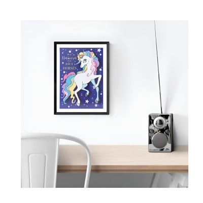 Poster infantil de unicórnio colorido com texto em parede branca sobre secretária clara com cadeira e rádio