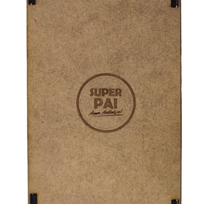 Caixa retangular em MDF com gravação SUPER PAI no centro e fechos pretos nos cantos