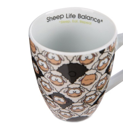 Caneca branca com padrão de ovelhas e texto interior