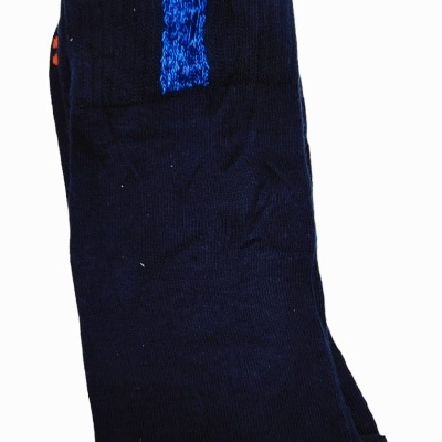 par de meias pretas com listra azul