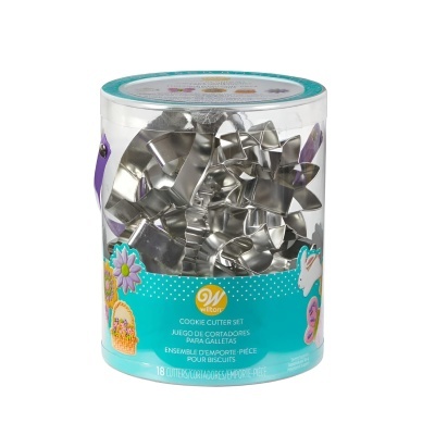 Conjunto de cortadores de biscoitos metálicos em embalagem cilíndrica azul.
