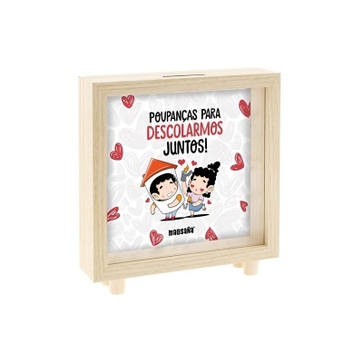 Cofre de madeira com frase e desenho de crianças e corações