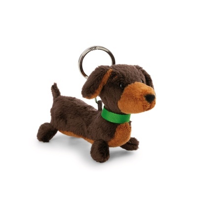 Porta-chaves de peluche em forma de cachorro salchicha castanho com coleira verde e argola metálica.