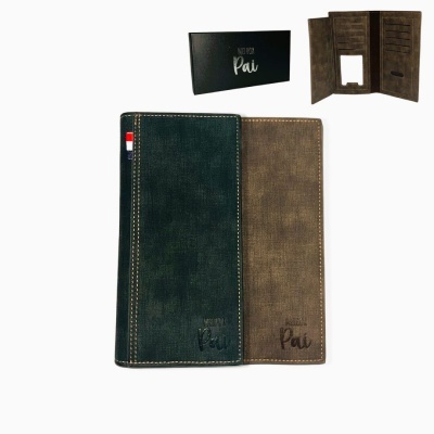 Carteira bicolor castanho e azul para homem com gravação 'SUPER Pai', várias divisórias e caixa preta.