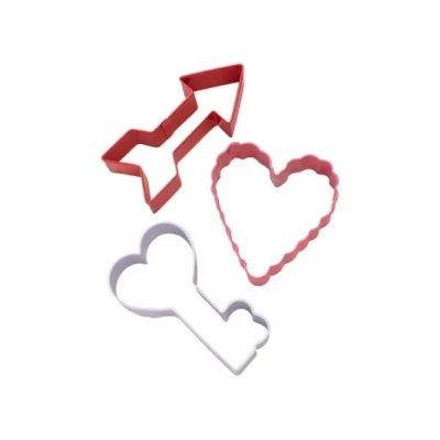 Três cortadores de biscoitos em plástico vermelho e branco com formas variadas.