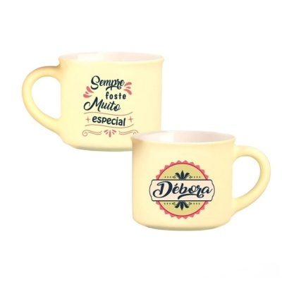 Duas canecas amarelas com texto decorativo e nome Débora