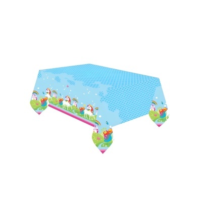 Toalha de mesa azul claro com desenhos de cavalos de carrossel e padrões coloridos