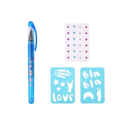 Conjunto com caneta azul, autocolantes brilhantes e dois moldes azuis com formas recortadas