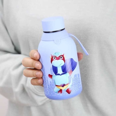 Garrafa térmica lilás com ilustração de gato super-herói