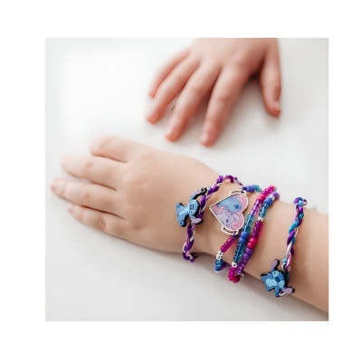 Pulso infantil com pulseiras coloridas em azul, rosa e roxo com decoração de corações e flores.