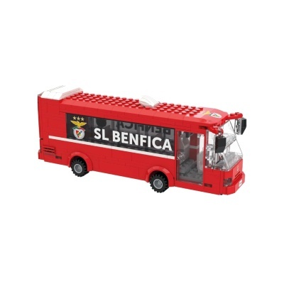 Modelo em blocos de construção vermelho de um autocarro com texto SL BENFICA e emblemas do SL Benfica