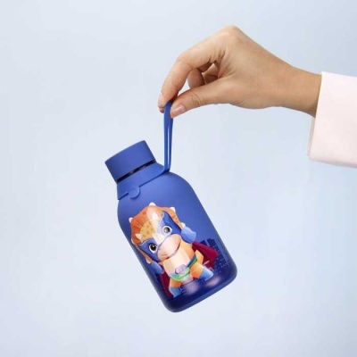Garrafa azul pequena para criança com ilustração de super-herói cão