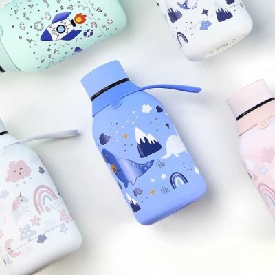Garrafas térmicas infantis coloridas com desenhos de dinossauros, foguetes e arco-íris