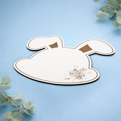 Tabuleiro em MDF com formato de cabeça de coelho branco com ilustração de coelho e cenouras
