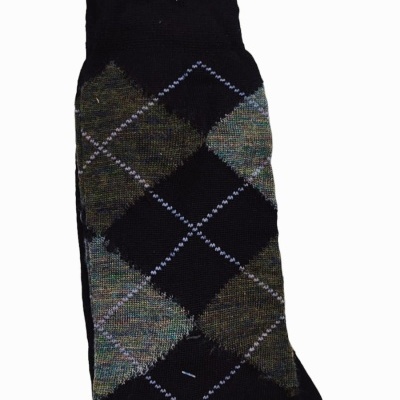 Meias com padrão xadrez em preto, verde e azul