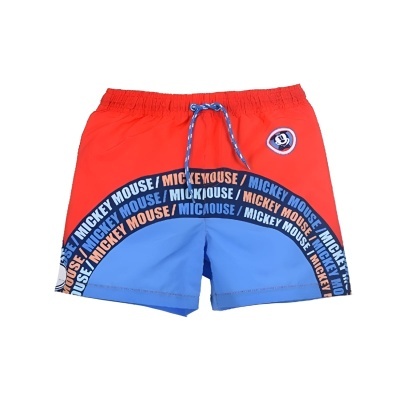Calções de banho vermelhos e azuis com texto MICKEY MOUSE