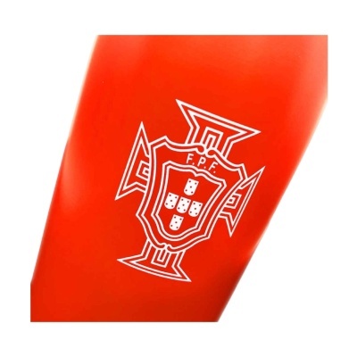 Perneira vermelha com escudo branco e texto F.P.F.