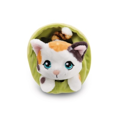 Pelúcia de gato colorido em cama verde