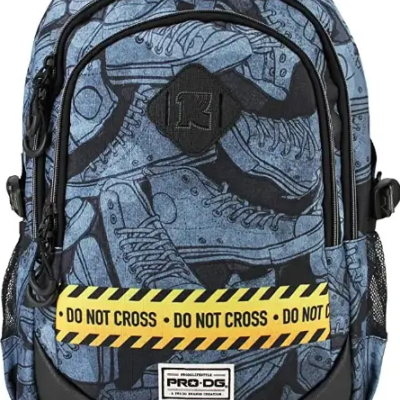 Mochila azul com padrão de ténis e faixa amarela 'DO NOT CROSS'