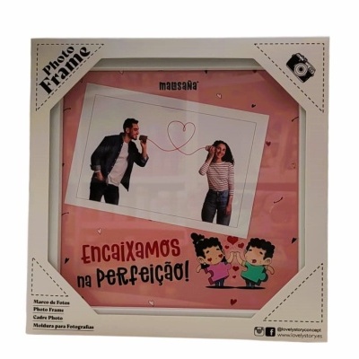 Moldura de foto branca com embalagem rosa e texto e desenhos coloridos