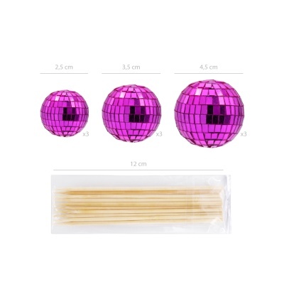 Esferas decorativas cor de rosa em três tamanhos e espetos de madeira