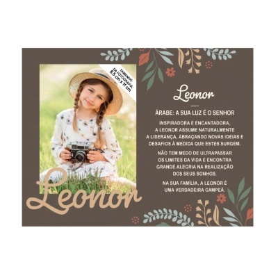 Cartaz com fotografia de menina de tranças com câmara e texto em português com flores decorativas.