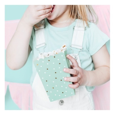 Criança com caixa de pipocas azul com pontos dourados e brancos