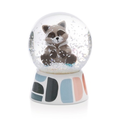 Globo de neve com guaxinim castanho e base decorativa branca com padrões coloridos