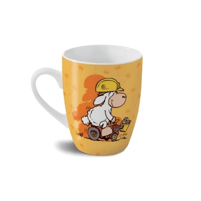 Caneca branca com desenho de ovelha a conduzir veículo pequeno em fundo laranja