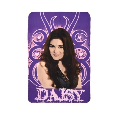 Manta roxa com imagem de mulher e texto DAISY